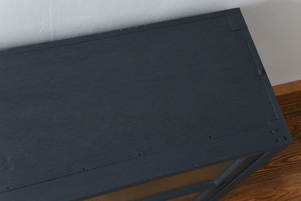 アンティーク家具　アンティーク モールガラスの背の高いペイント2段重ね収納棚(食器棚、飾り棚)