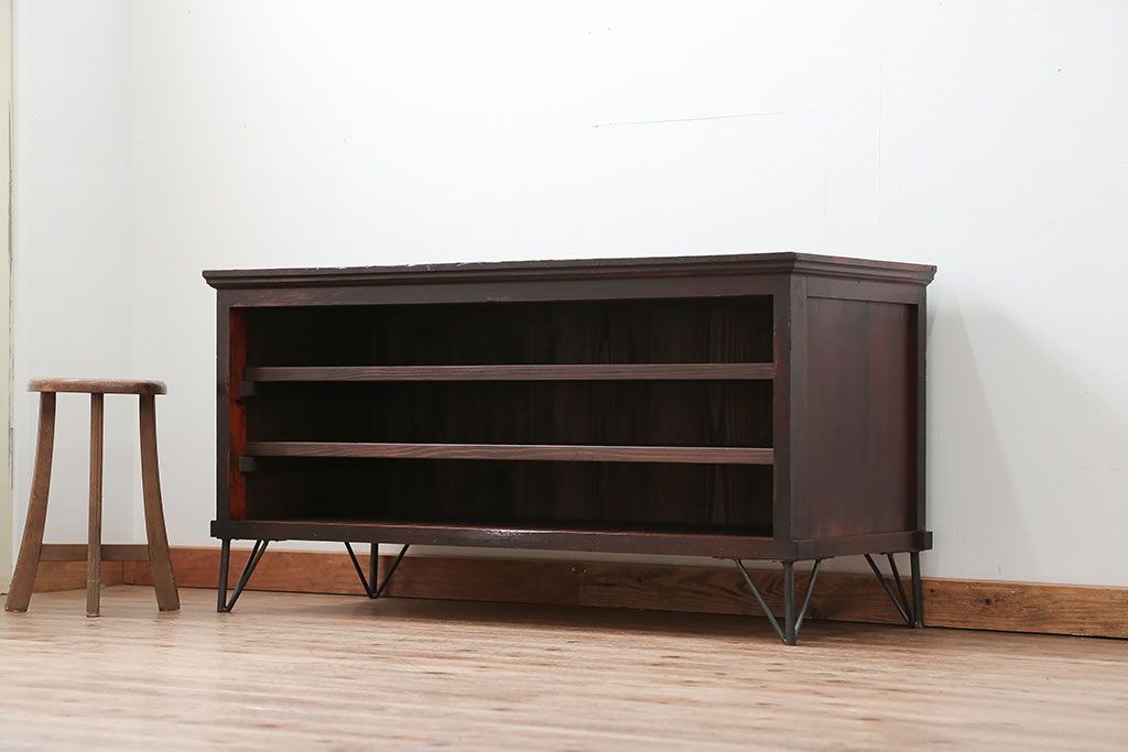 アンティーク家具　アンティーク 鉄脚付きの3段ローボード(収納棚、飾り棚)