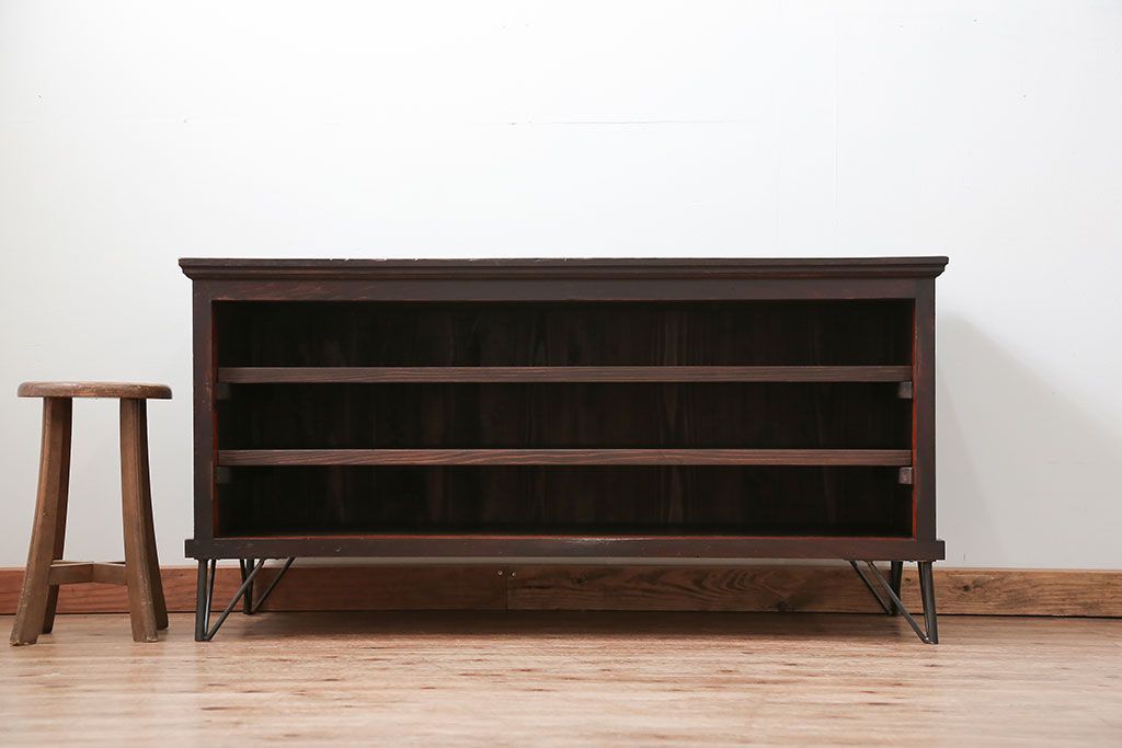 アンティーク家具　アンティーク 鉄脚付きの3段ローボード(収納棚、飾り棚)