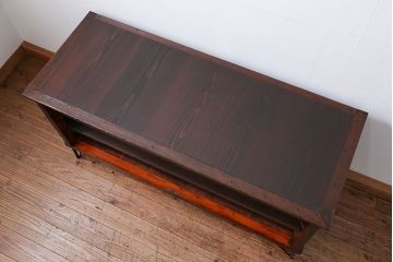 アンティーク家具　アンティーク 鉄脚付きの3段ローボード(収納棚、飾り棚)