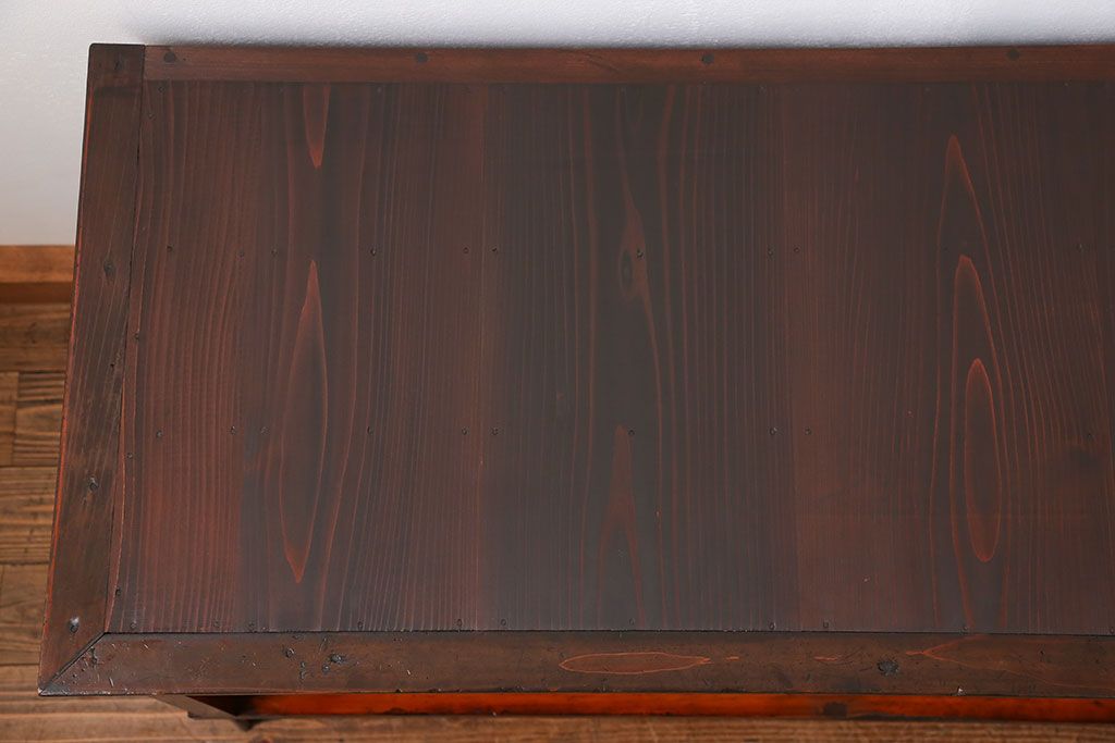 アンティーク家具　アンティーク 鉄脚付きの3段ローボード(収納棚、飾り棚)