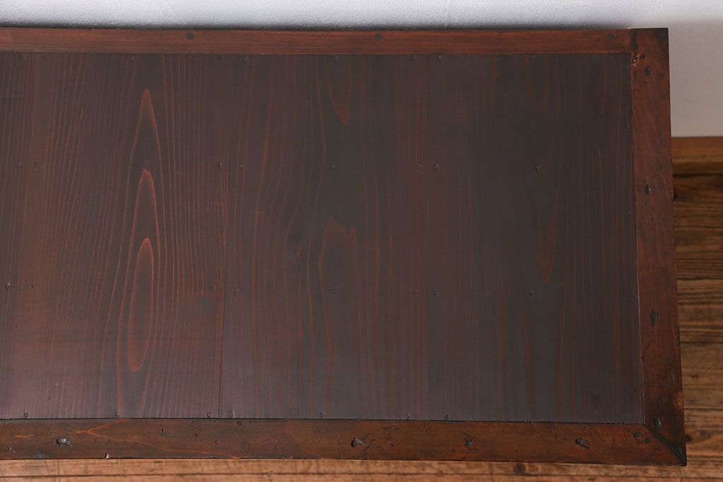 アンティーク家具　アンティーク 鉄脚付きの3段ローボード(収納棚、飾り棚)