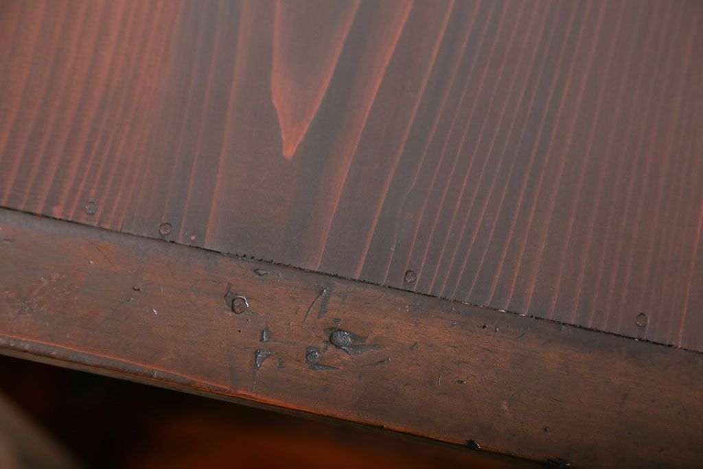 アンティーク家具　アンティーク 鉄脚付きの3段ローボード(収納棚、飾り棚)