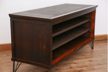 アンティーク家具　アンティーク 鉄脚付きの3段ローボード(収納棚、飾り棚)