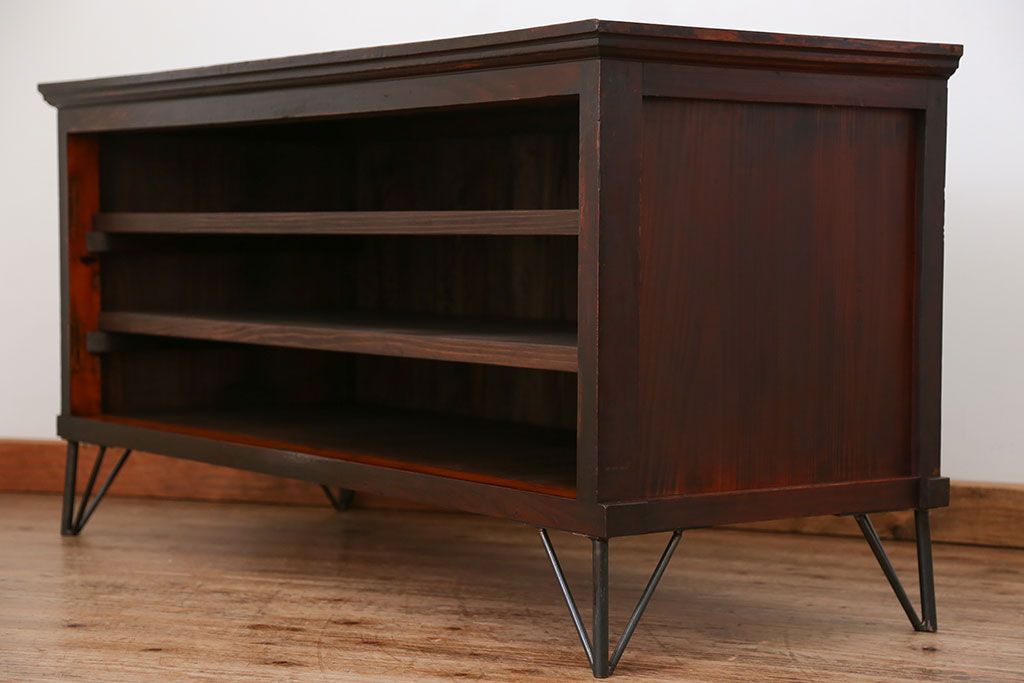 アンティーク家具　アンティーク 鉄脚付きの3段ローボード(収納棚、飾り棚)