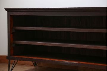 アンティーク家具　アンティーク 鉄脚付きの3段ローボード(収納棚、飾り棚)