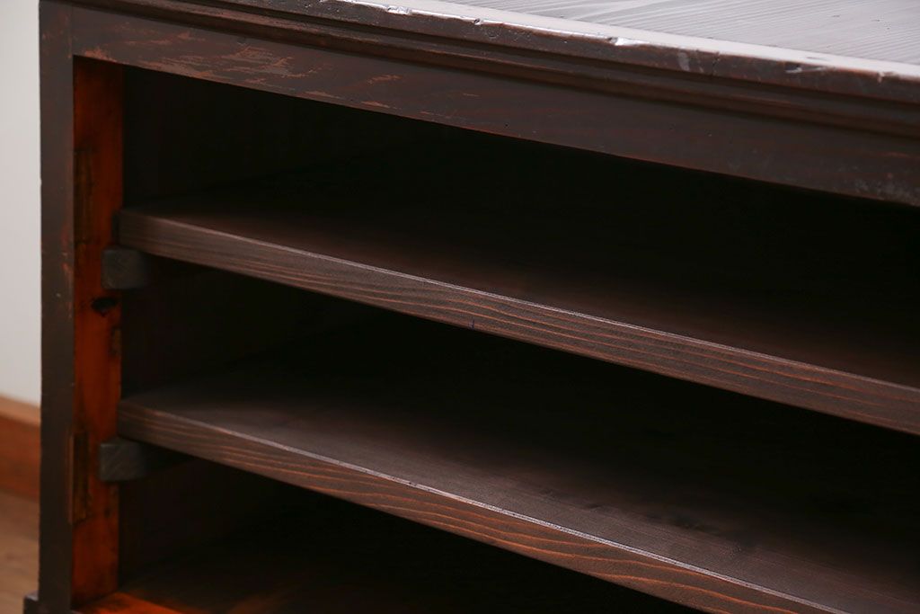 アンティーク家具　アンティーク 鉄脚付きの3段ローボード(収納棚、飾り棚)