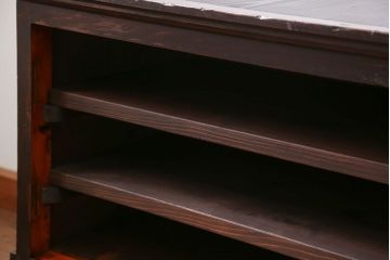 アンティーク家具　アンティーク 鉄脚付きの3段ローボード(収納棚、飾り棚)