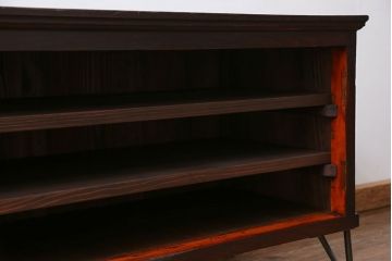 アンティーク家具　アンティーク 鉄脚付きの3段ローボード(収納棚、飾り棚)