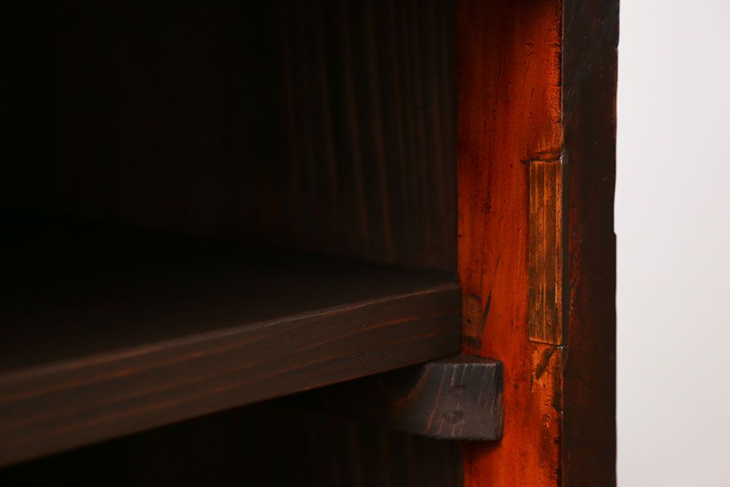 アンティーク家具　アンティーク 鉄脚付きの3段ローボード(収納棚、飾り棚)