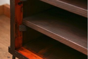 アンティーク家具　アンティーク 鉄脚付きの3段ローボード(収納棚、飾り棚)