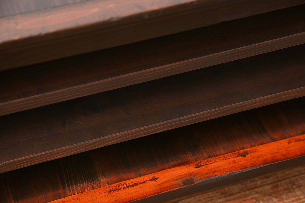 アンティーク家具　アンティーク 鉄脚付きの3段ローボード(収納棚、飾り棚)