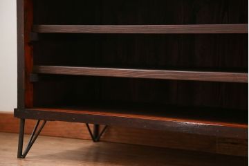 アンティーク家具　アンティーク 鉄脚付きの3段ローボード(収納棚、飾り棚)