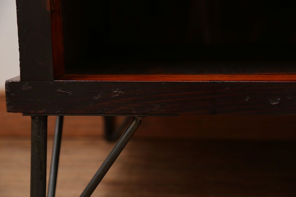 アンティーク家具　アンティーク 鉄脚付きの3段ローボード(収納棚、飾り棚)