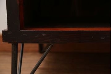 アンティーク家具　アンティーク 鉄脚付きの3段ローボード(収納棚、飾り棚)