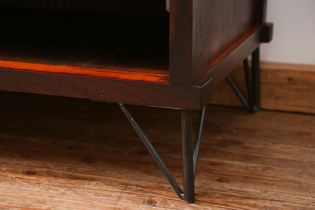 アンティーク家具　アンティーク 鉄脚付きの3段ローボード(収納棚、飾り棚)