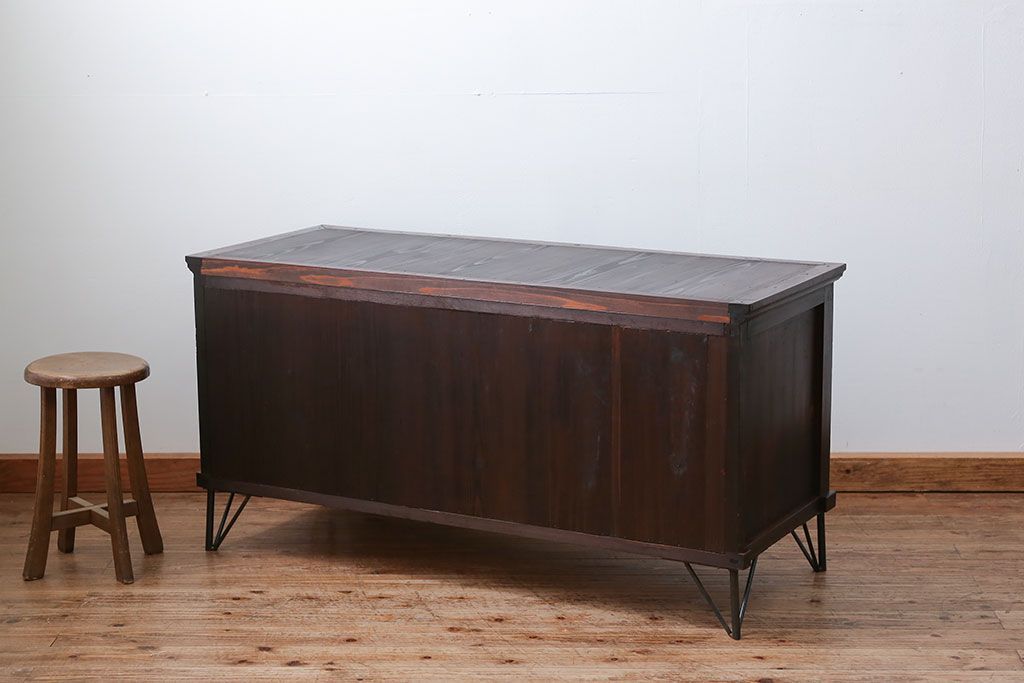 アンティーク家具　アンティーク 鉄脚付きの3段ローボード(収納棚、飾り棚)