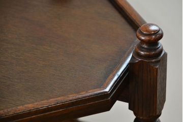 アンティーク家具　イギリスアンティーク 上質なオーク材 オクタゴン サイドテーブル(飾り棚)