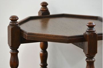 アンティーク家具　イギリスアンティーク 上質なオーク材 オクタゴン サイドテーブル(飾り棚)