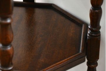 アンティーク家具　イギリスアンティーク 上質なオーク材 オクタゴン サイドテーブル(飾り棚)