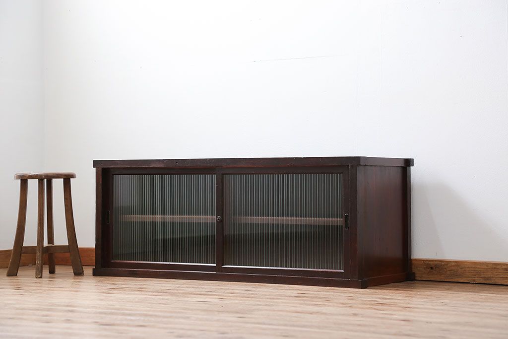 アンティーク家具　アンティーク モールガラス入りのシンプルなローボード(収納棚、テレビボード)