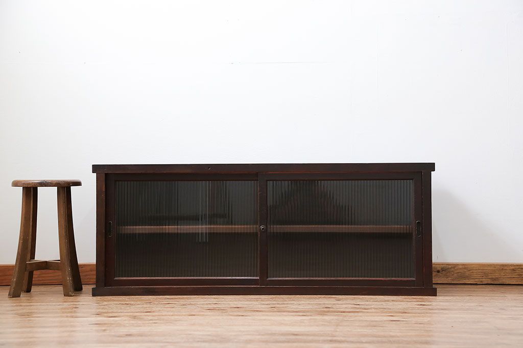 アンティーク家具　アンティーク モールガラス入りのシンプルなローボード(収納棚、テレビボード)