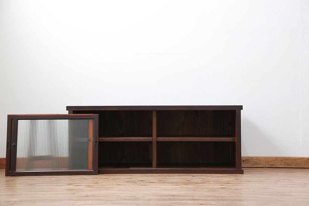 アンティーク家具　アンティーク モールガラス入りのシンプルなローボード(収納棚、テレビボード)