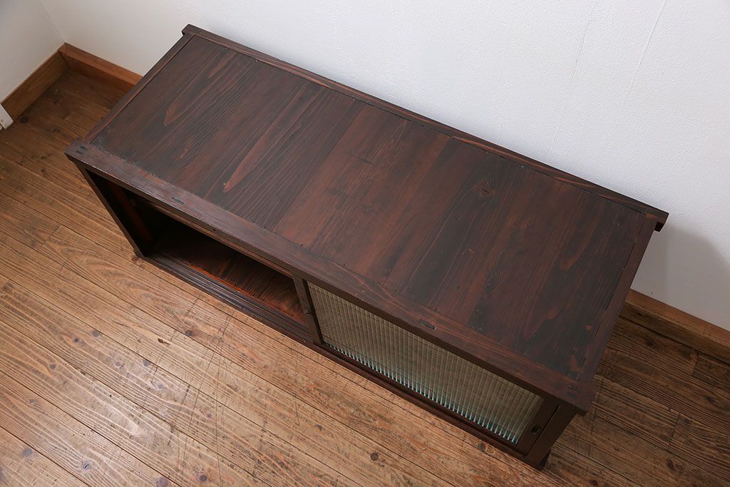 アンティーク家具　アンティーク モールガラス入りのシンプルなローボード(収納棚、テレビボード)