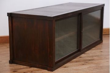 アンティーク家具　アンティーク モールガラス入りのシンプルなローボード(収納棚、テレビボード)