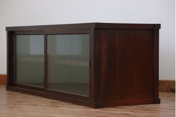 アンティーク家具　アンティーク モールガラス入りのシンプルなローボード(収納棚、テレビボード)