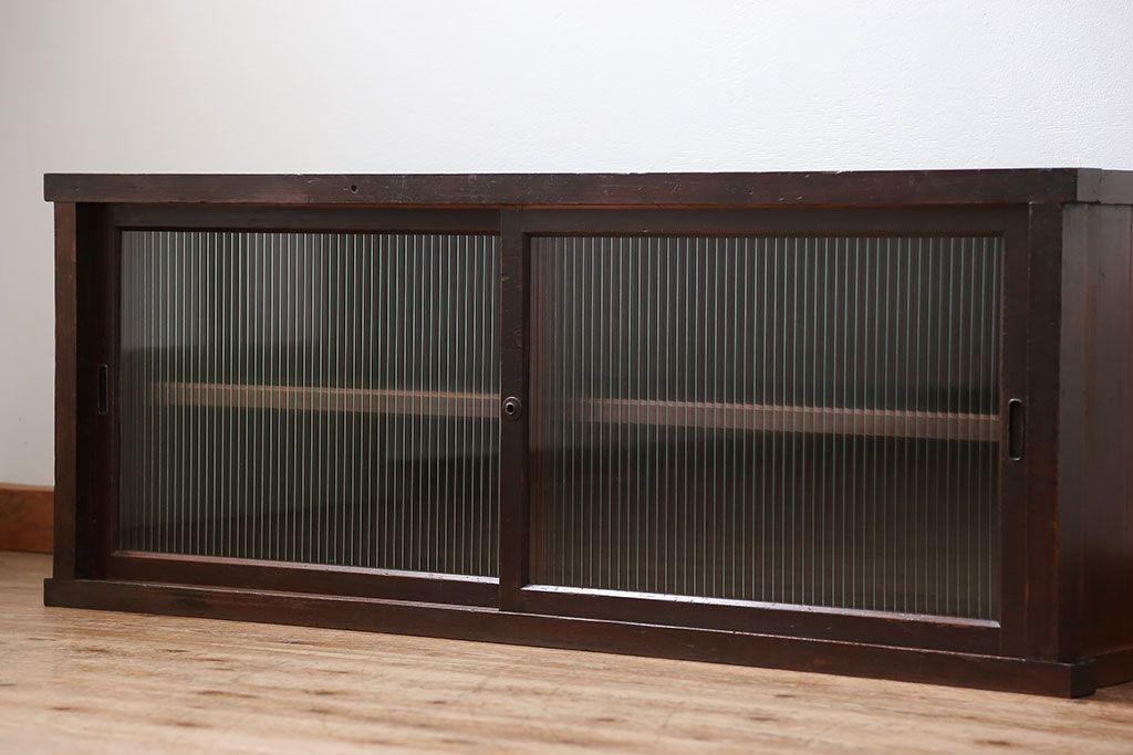 アンティーク家具　アンティーク モールガラス入りのシンプルなローボード(収納棚、テレビボード)