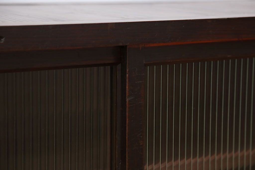 アンティーク家具　アンティーク モールガラス入りのシンプルなローボード(収納棚、テレビボード)