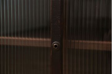 アンティーク家具　アンティーク モールガラス入りのシンプルなローボード(収納棚、テレビボード)