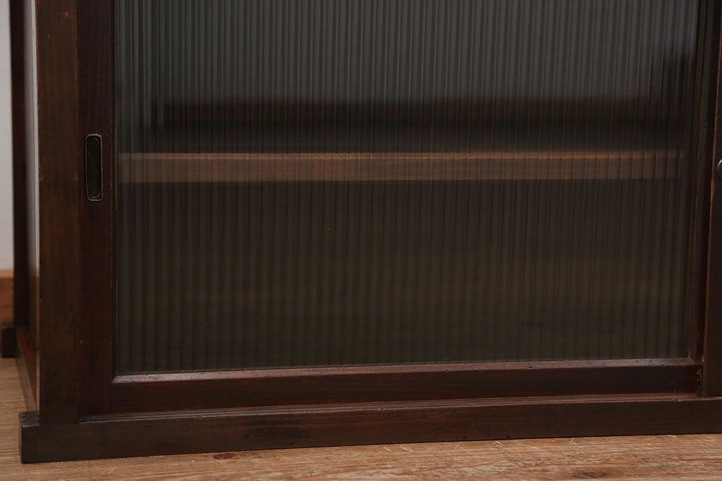 アンティーク家具　アンティーク モールガラス入りのシンプルなローボード(収納棚、テレビボード)