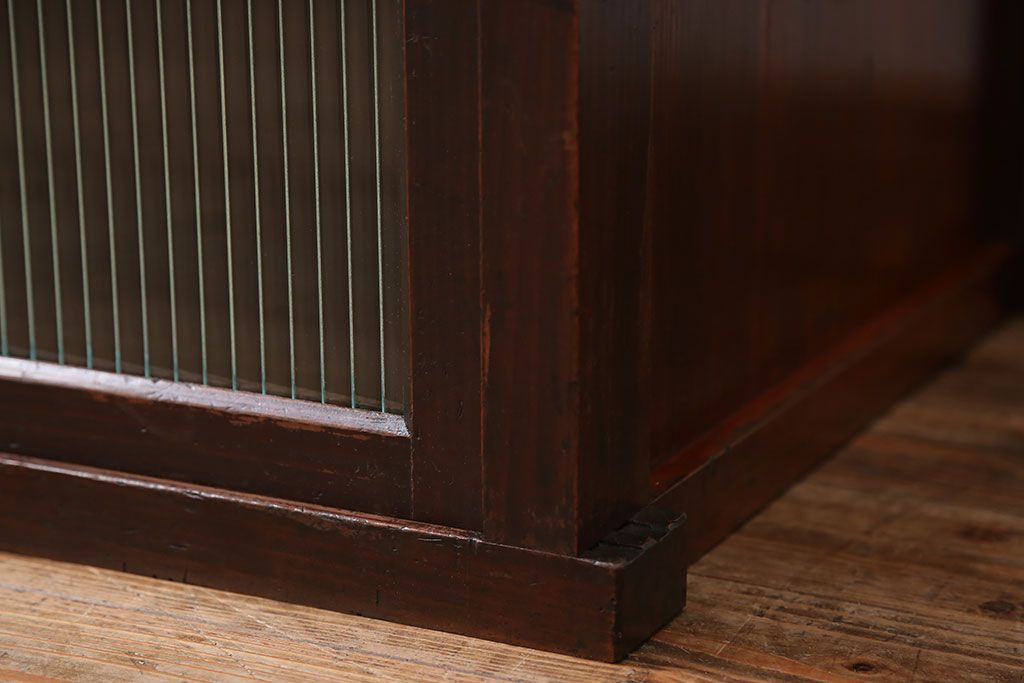 アンティーク家具　アンティーク モールガラス入りのシンプルなローボード(収納棚、テレビボード)