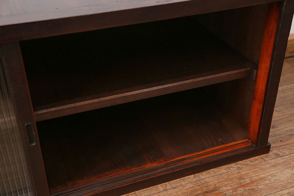 アンティーク家具　アンティーク モールガラス入りのシンプルなローボード(収納棚、テレビボード)