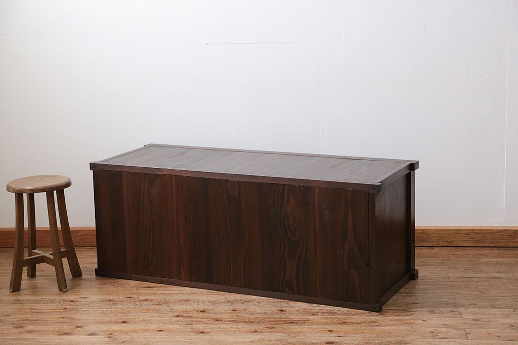 アンティーク家具　アンティーク モールガラス入りのシンプルなローボード(収納棚、テレビボード)