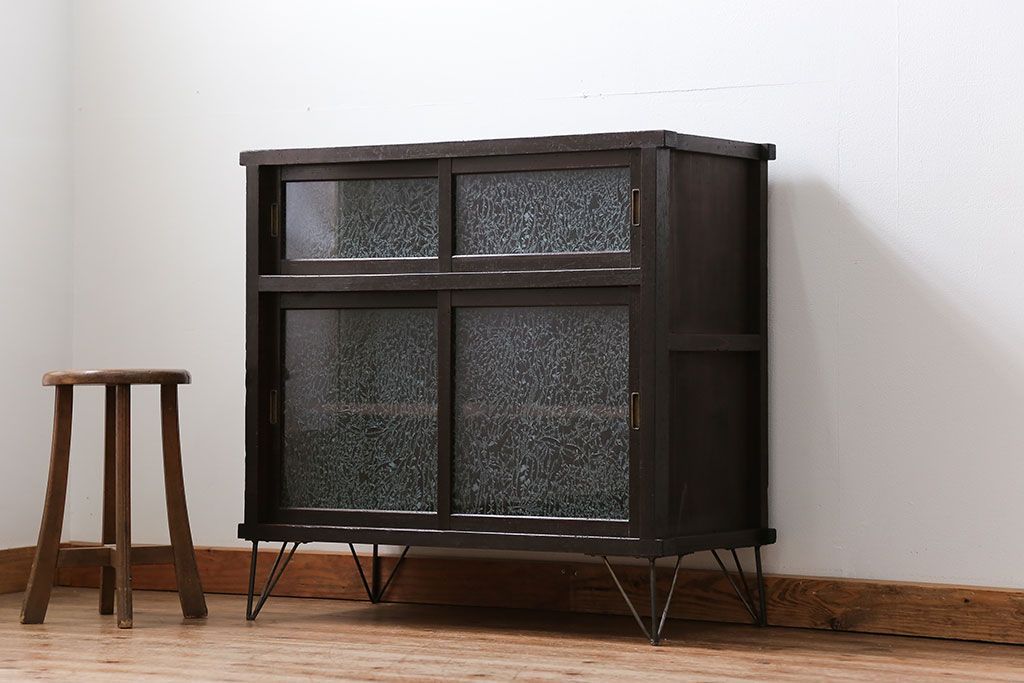 アンティーク家具　アンティーク 結霜ガラス入りの鉄脚付き収納棚(食器棚、戸棚)