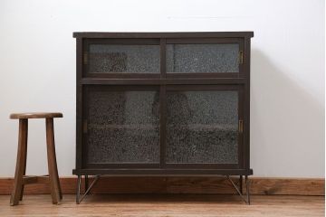 アンティーク家具　アンティーク 結霜ガラス入りの鉄脚付き収納棚(食器棚、戸棚)