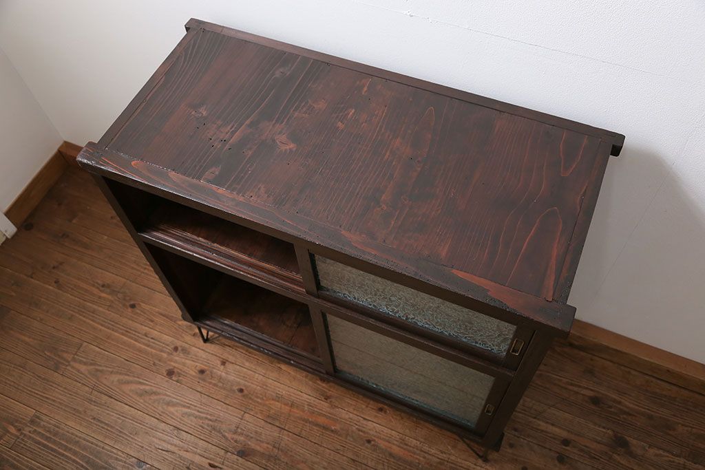 アンティーク家具　アンティーク 結霜ガラス入りの鉄脚付き収納棚(食器棚、戸棚)