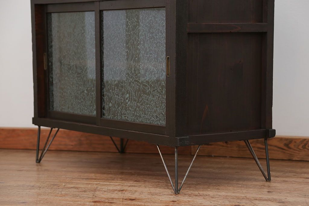 アンティーク家具　アンティーク 結霜ガラス入りの鉄脚付き収納棚(食器棚、戸棚)