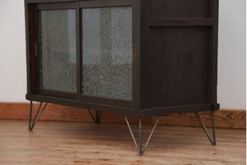 アンティーク家具　アンティーク 結霜ガラス入りの鉄脚付き収納棚(食器棚、戸棚)