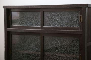 アンティーク家具　アンティーク 結霜ガラス入りの鉄脚付き収納棚(食器棚、戸棚)