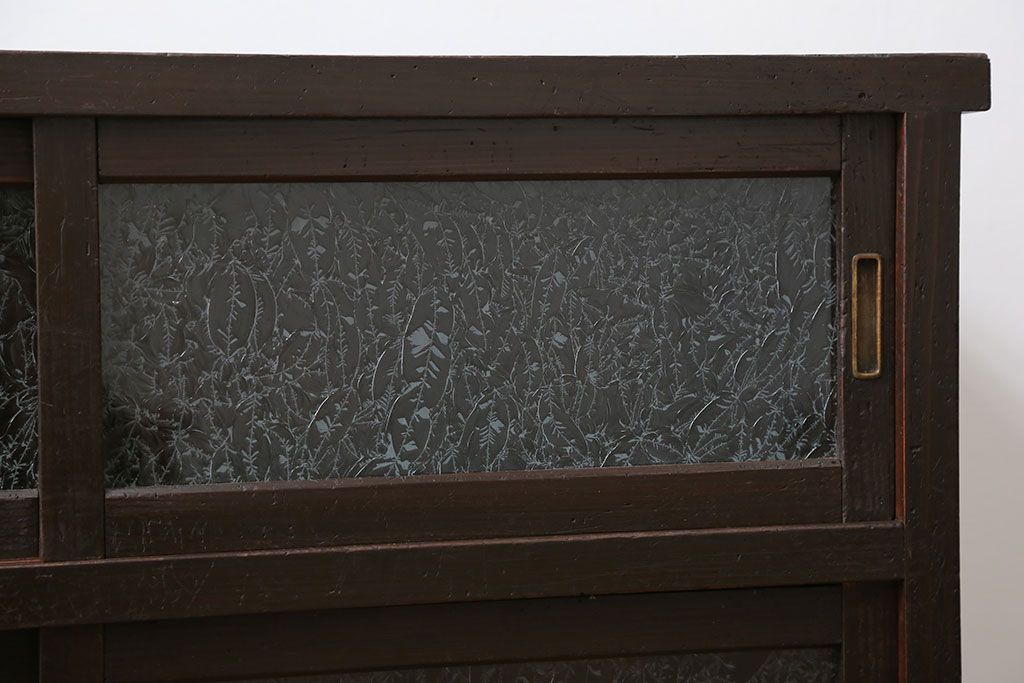 アンティーク家具　アンティーク 結霜ガラス入りの鉄脚付き収納棚(食器棚、戸棚)