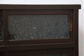 アンティーク家具　アンティーク 結霜ガラス入りの鉄脚付き収納棚(食器棚、戸棚)