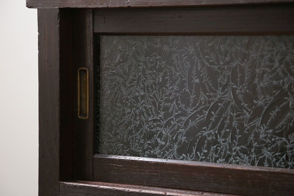 アンティーク家具　アンティーク 結霜ガラス入りの鉄脚付き収納棚(食器棚、戸棚)