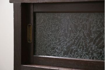 アンティーク家具　アンティーク 結霜ガラス入りの鉄脚付き収納棚(食器棚、戸棚)