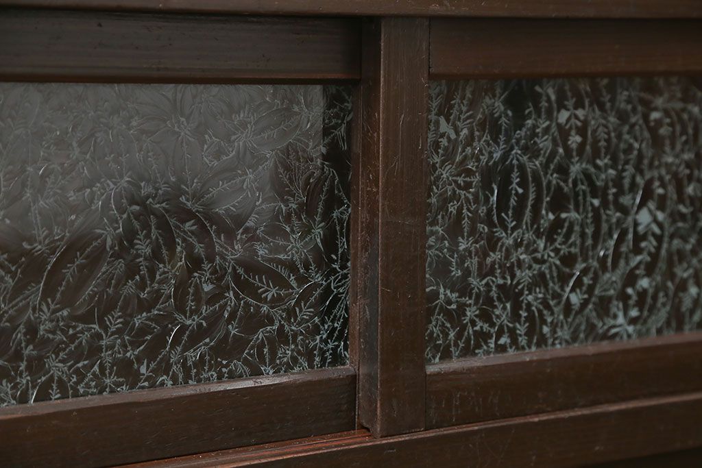 アンティーク家具　アンティーク 結霜ガラス入りの鉄脚付き収納棚(食器棚、戸棚)