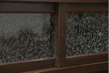 アンティーク家具　アンティーク 結霜ガラス入りの鉄脚付き収納棚(食器棚、戸棚)