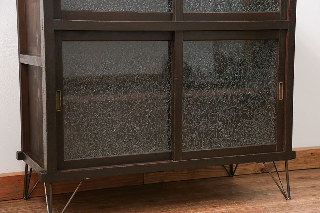 アンティーク家具　アンティーク 結霜ガラス入りの鉄脚付き収納棚(食器棚、戸棚)